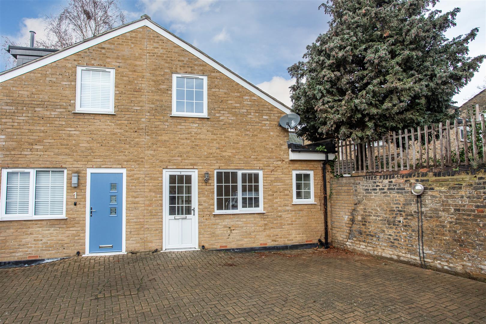 2 bed property in Michael Close, Bow